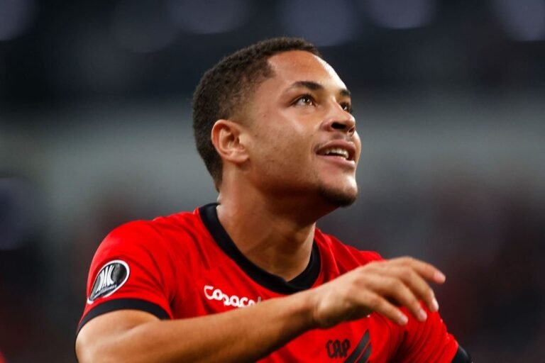 Barcelona esfria interesse por Vitor Roque