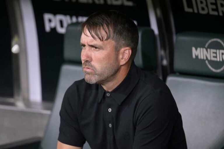 Após reunião com diretoria, Eduardo Coudet segue no comando do Atlético-MG