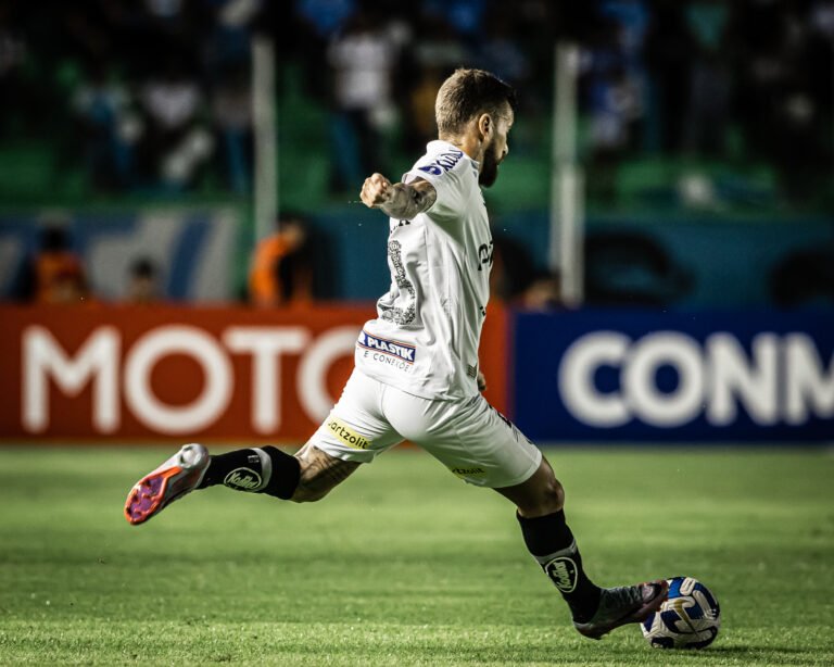 Mesmo jogando mal, Santos vence Blooming na Sul-Americana