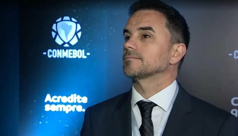 Após contratação de Battaglia, Rodrigo Caetano fala sobre elenco curto para Coudet