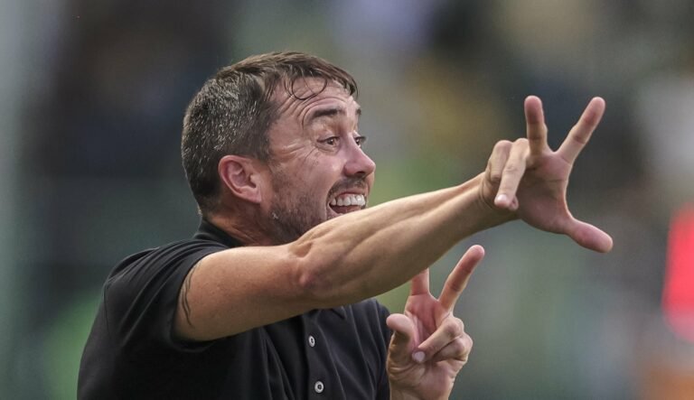 Após derrota, diretoria do Atlético-MG decide manter Eduardo Coudet no cargo
