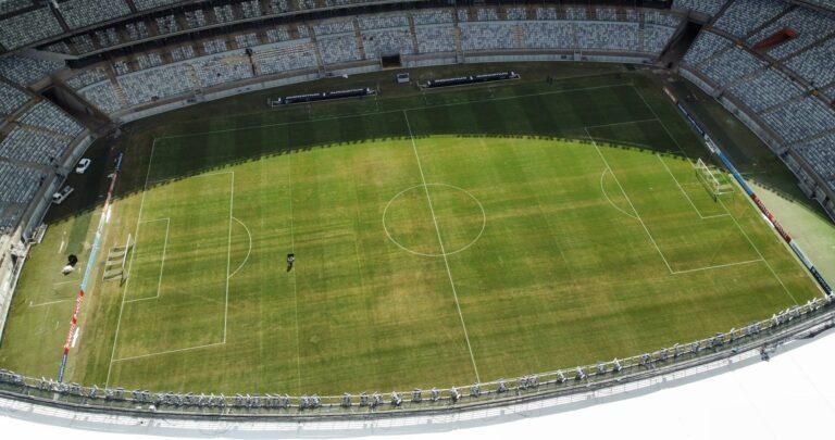 Atlético-MG é multado pela Conmebol, devido as péssimas condições do gramado do Mineirão