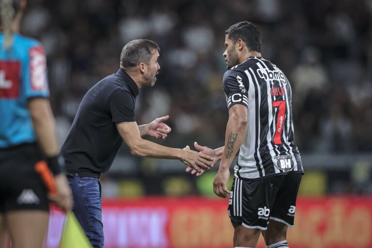 Eduardo Coudet se desculpa com elenco do Atlético-MG antes de jogo pela Copa do Brasil