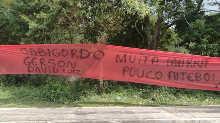 Torcedores do Flamengo protestam em frente ao Ninho do Urubu: “Time frouxo”