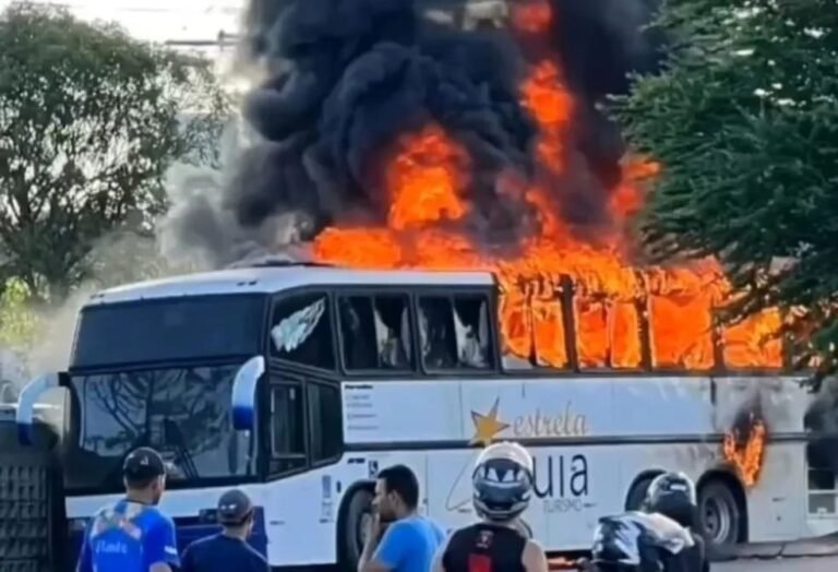 Organizada do Cruzeiro tem ônibus incendiado antes de jogo contra o Náutico