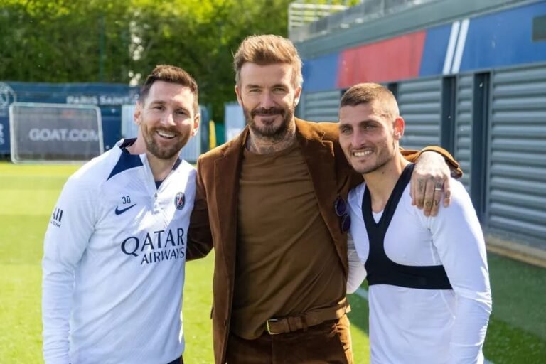 David Beckham visita treino do PSG e posa ao lado de jogadores