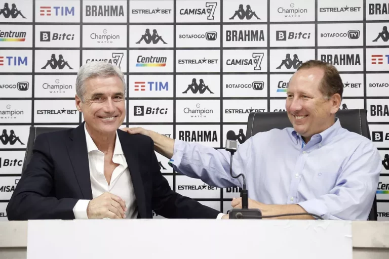 Torcedor do Botafogo pede a saída de Luís Castro e John Textor diz: “Ótimo treinador”
