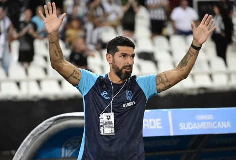 Após derrota, Loco Abreu comenta sobre carinho de torcedores do Botafogo: “Terei até morrer”