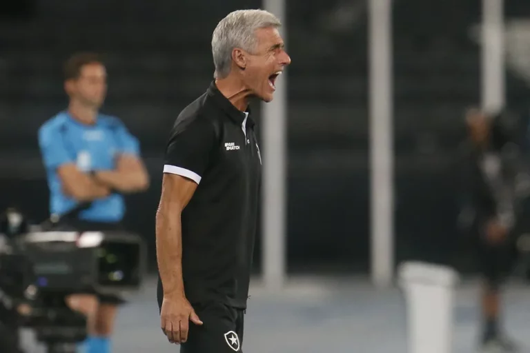 Jornalista valoriza evolução do trabalho de Luís Castro no Botafogo: “Tem modelo de jogo”