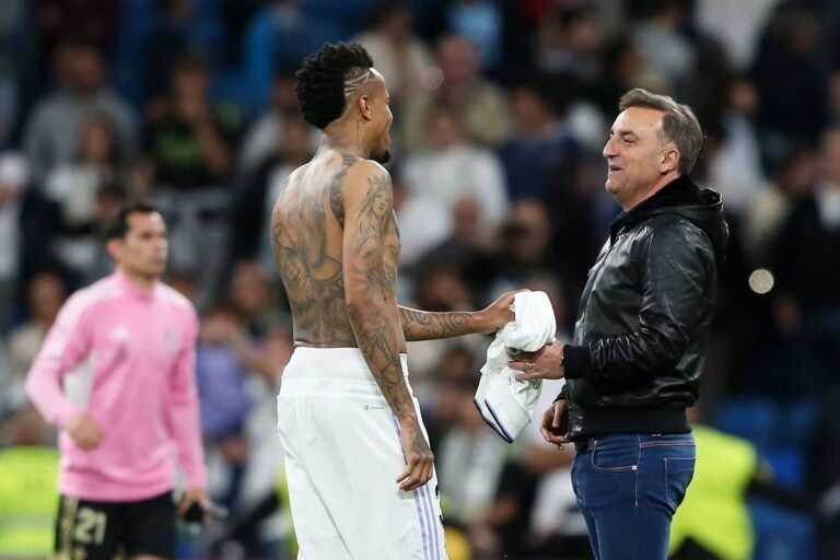 Técnico do Celta pede camisa de Militão e elogia brasileiro: “Melhor zagueiro do mundo”