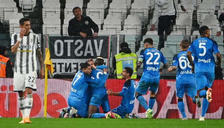 Napoli marca no fim, vence a Juventus e pode ser campeão italiano na próxima rodada
