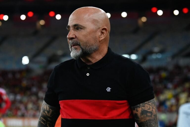 Santos ainda paga dívida milionária para Sampaoli, atual técnico do Flamengo