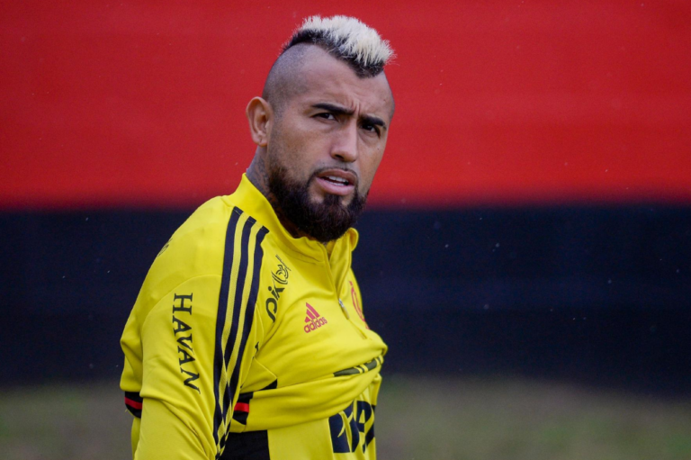 Vidal retorna aos treinamentos e deve reforçar o Flamengo contra Ñublense