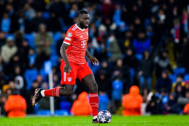 Bayern de Munique denuncia insultos racistas de torcedores para Upamecano