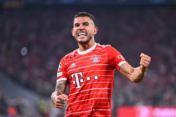 Mesmo em crise, Bayern acerta renovação de contrato com defensor