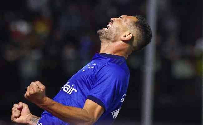Torcedores do Bahia pedem retorno de Gilberto, com futuro incerto no Cruzeiro
