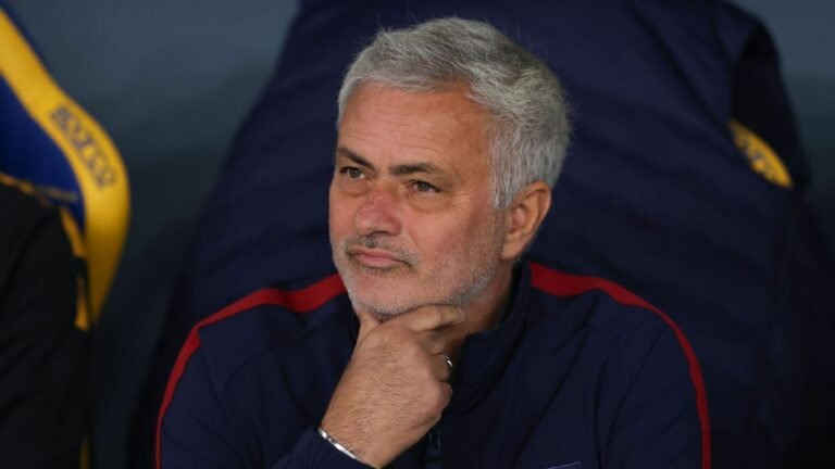 Após interesse do PSG, Mourinho decide permanecer na Roma