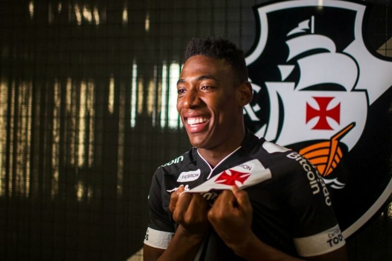 Simpático e humilde, Léo Pelé conquista braçadeira de capitão do Vasco em definitivo