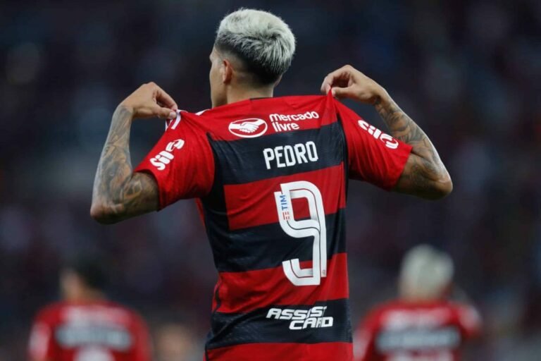 Dois clubes ingleses podem fazer proposta para contratar Pedro