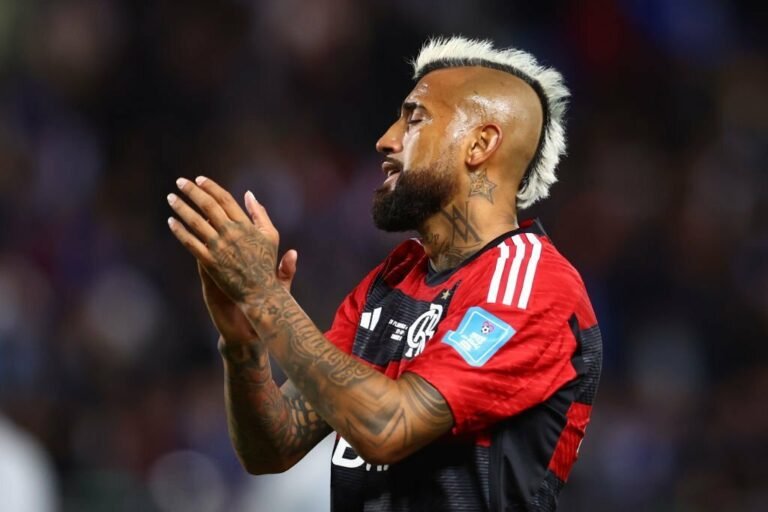 Vidal segue internado após cirurgia e desfalca o Flamengo na Copa do Brasil