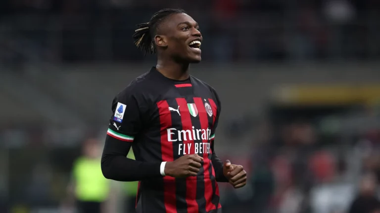Rafael Leão renova com Milan até 2028
