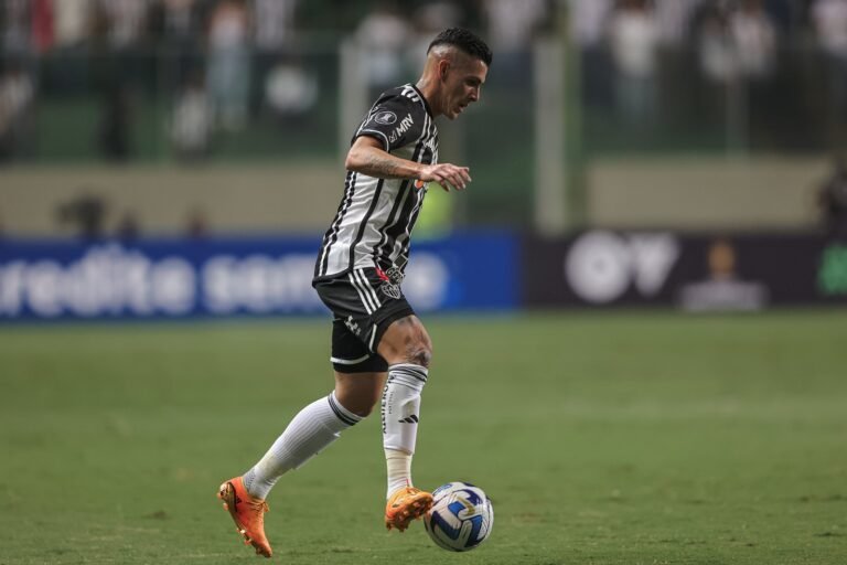 Pavón comenta estreia pelo Atlético em Libertadores e relembra punição sofrida