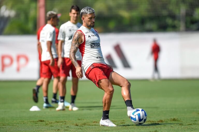 Arrascaeta treina com restante do elenco e deve estar disponível contra o Racing