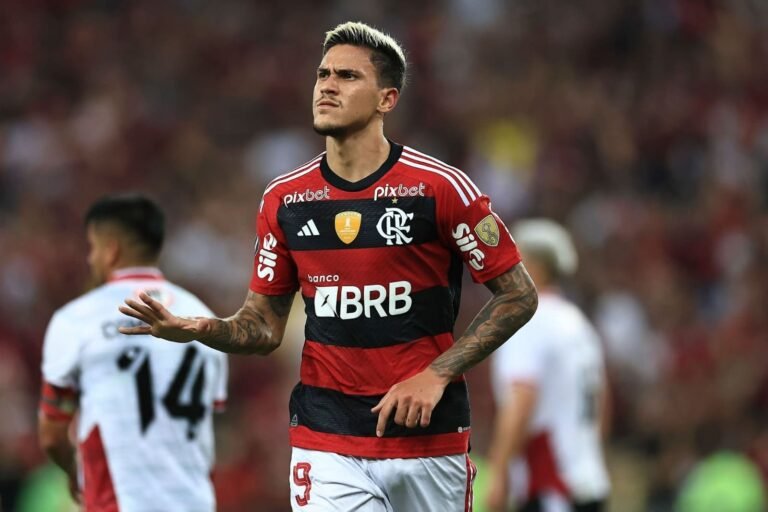 Pedro sofre entorse no tornozelo e desfalca o Flamengo diante do Athletico
