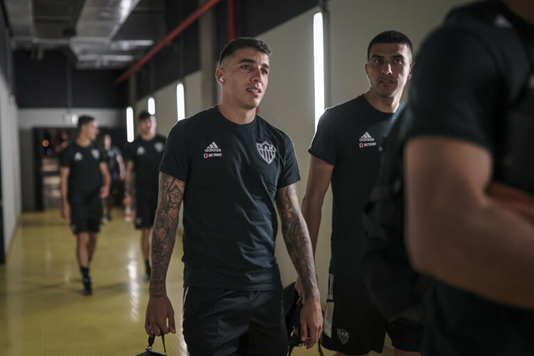 Renzo Saravia, lateral do Galo