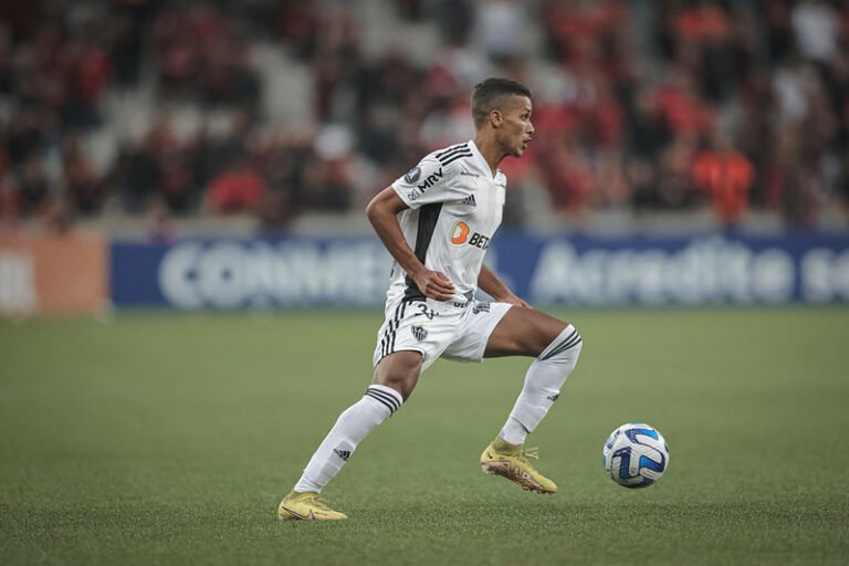 Diretor do Atlético-MG confirma interesse em renovação com Pedrinho por mais um ano