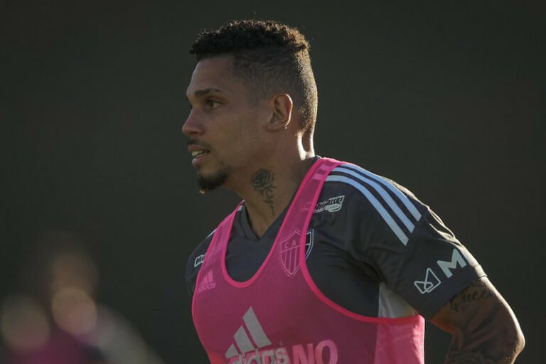 Camisa 10, Paulinho se defende de críticas da torcida após má fase