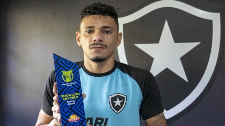 Tiquinho Soares doa premiação de Craque do Mês do Brasileirão para instituição LGBTQIA+