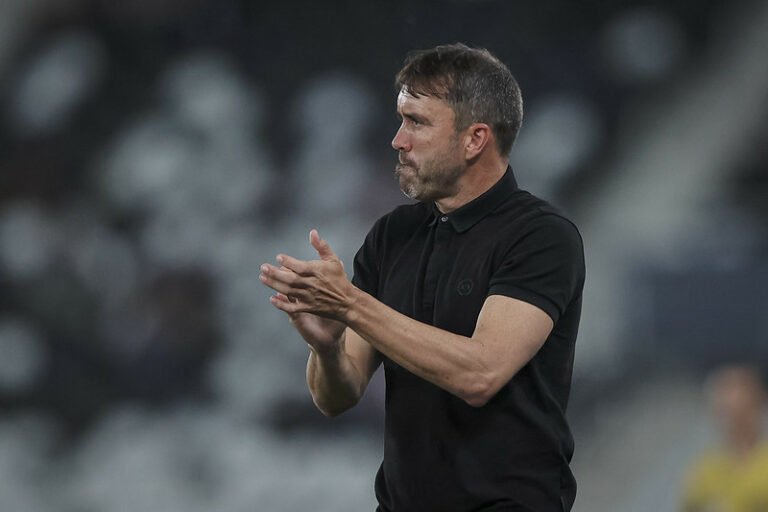 “Jogamos muito mal, temos que assumir. Peço desculpas ao torcedor”, afirma Coudet após derrota para o Botafogo