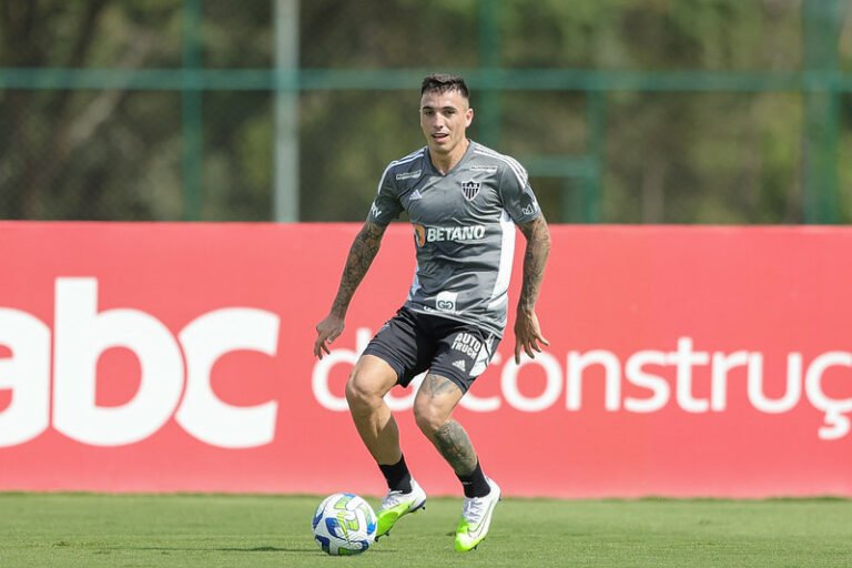 Renzo Saravia é liberado pelo Departamento médico do Atlético e vira reforço pra Coudet