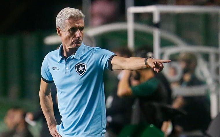 Luís Castro, do Botafogo, critica calendário do futebol brasileiro: “Como isso é possível?”