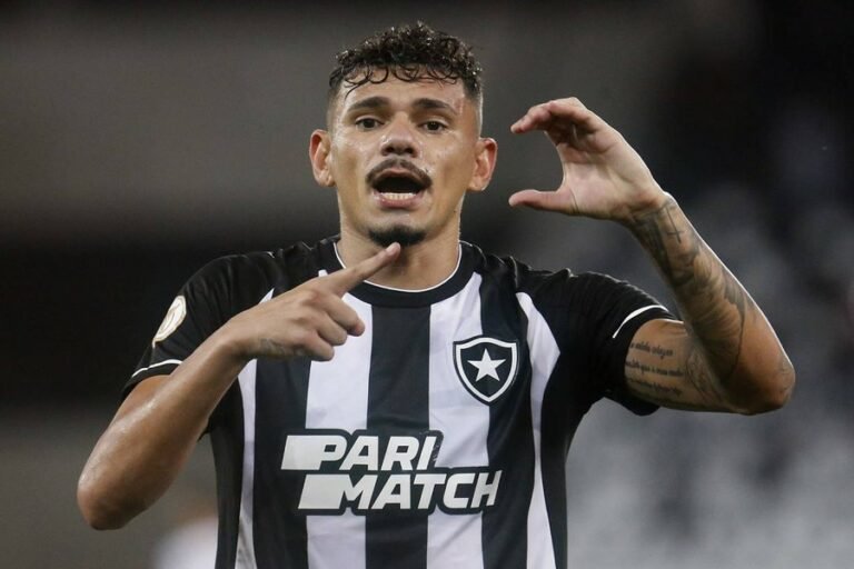 Tiquinho Soares comenta vitória do Botafogo e diz: “Muito feliz em vestir essa camisa”