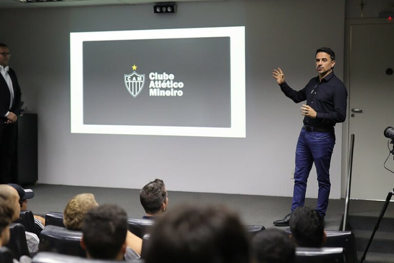 Rodrigo Caetano comenta atraso no pagamento do salário aos jogadores do Atlético-MG
