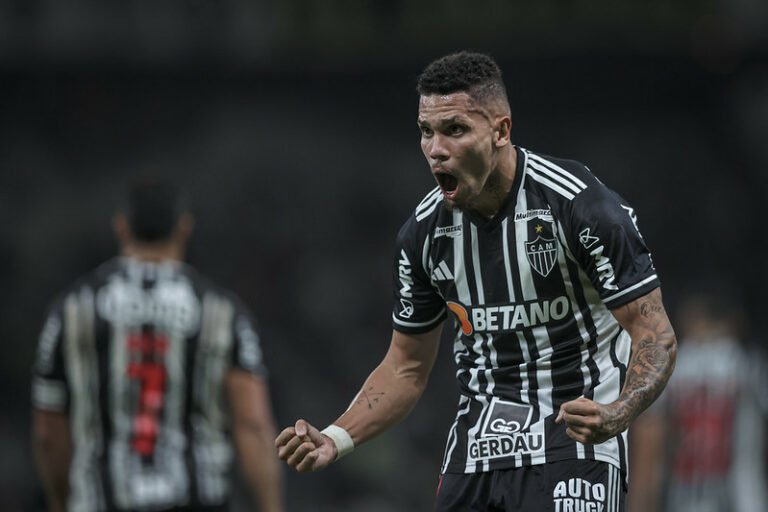 Com gol contra o Corinthians, Paulinho iguala marca de Ronaldinho Gaúcho no Atlético-MG