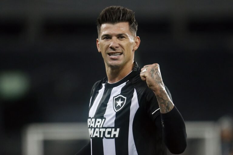 Victor Cuesta celebra gol marcado e vitória do Botafogo contra o Fluminense