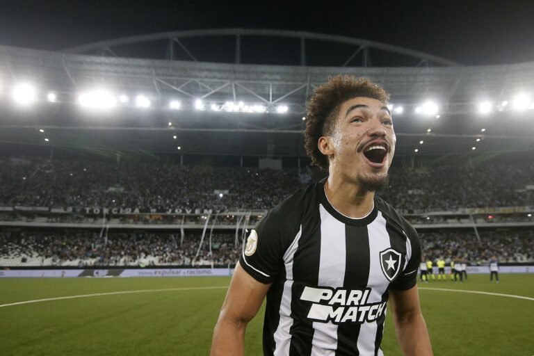 Apesar de ofertas recebidas, Botafogo quer segurar Adryelson