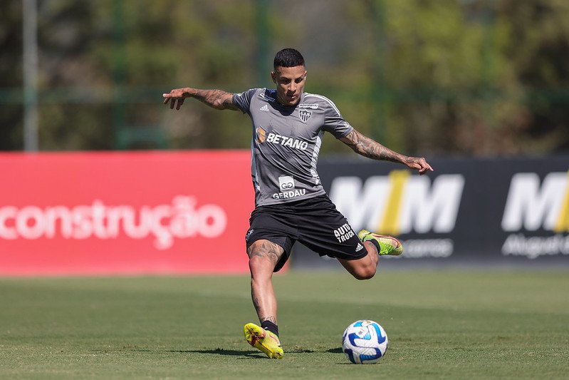 Guilherme Arana tem nova previsão de retorno e pode ser banco diante o Athletico-PR na Libertadores