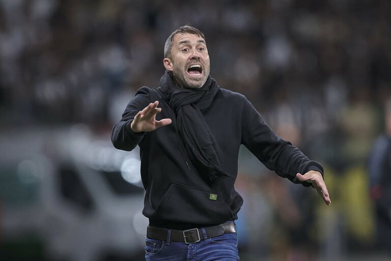 Coudet destaca identificação do torcedor com o time e comenta volta de Guilherme Arana