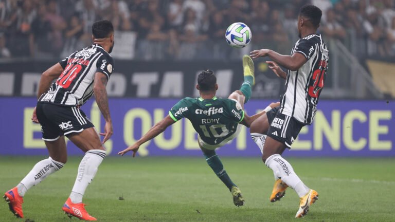 Chefe de arbitragem da CBF discute polêmico gol de Rony anulado em Atlético-MG 1×1 Palmeiras