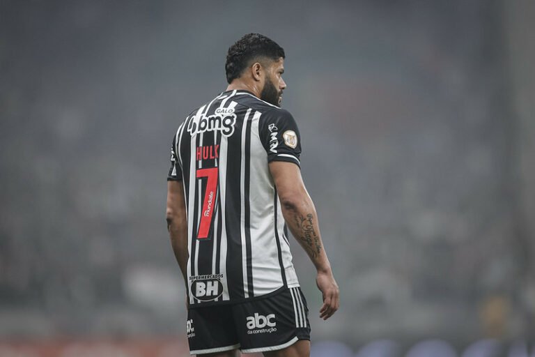 Hulk volta a reclamar de gramado do Mineirão e culpa estado do campo por dores no joelho e tornozelo