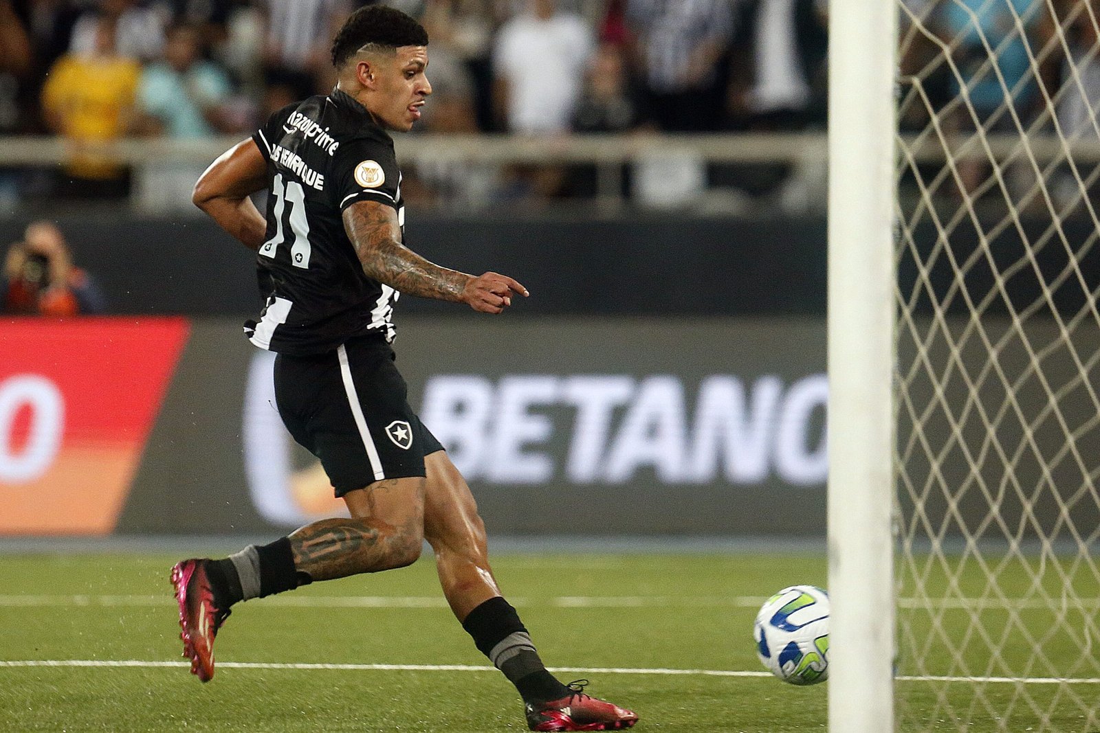 Luís Henrique, do Botafogo, projeta duelo contra o Athletico Paranaense