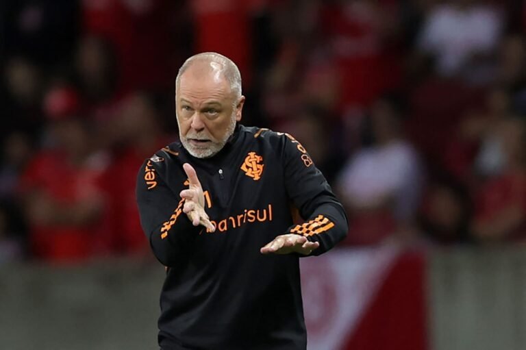 Corinthians monitora Mano Menezes e mira contratação caso seja demitido