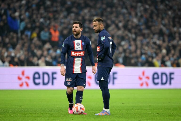 Torcida do PSG protesta e xinga Lionel Messi e Neymar na porta da sede do clube