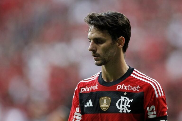 Rodrigo Caio sofre trauma na perna em treino e vira desfalque no Flamengo