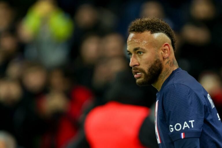 PSG decide não negociar seus principais jogadores, com exceção de Neymar