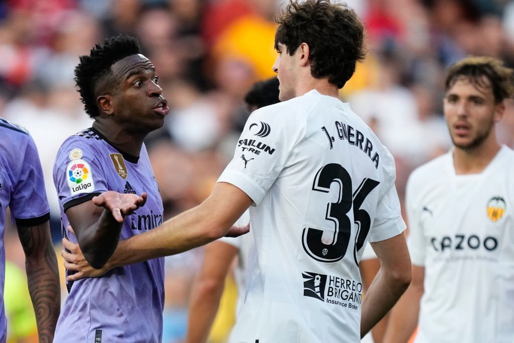 Valencia se posiciona contra ofensas racistas sofridas por Vinícius Junior